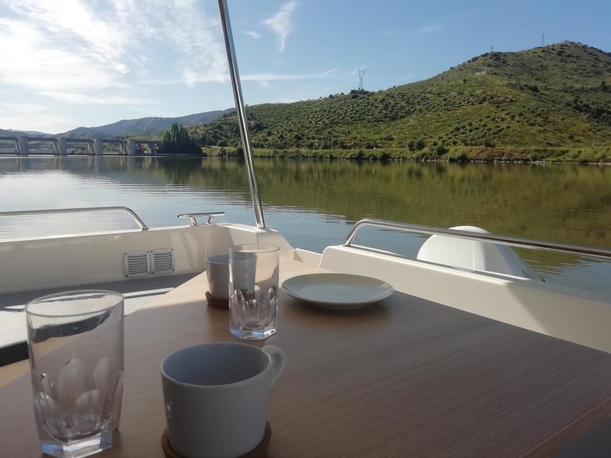 Отель Koolhouse Boat Вила-Нова-ди-Фош-Коа Экстерьер фото