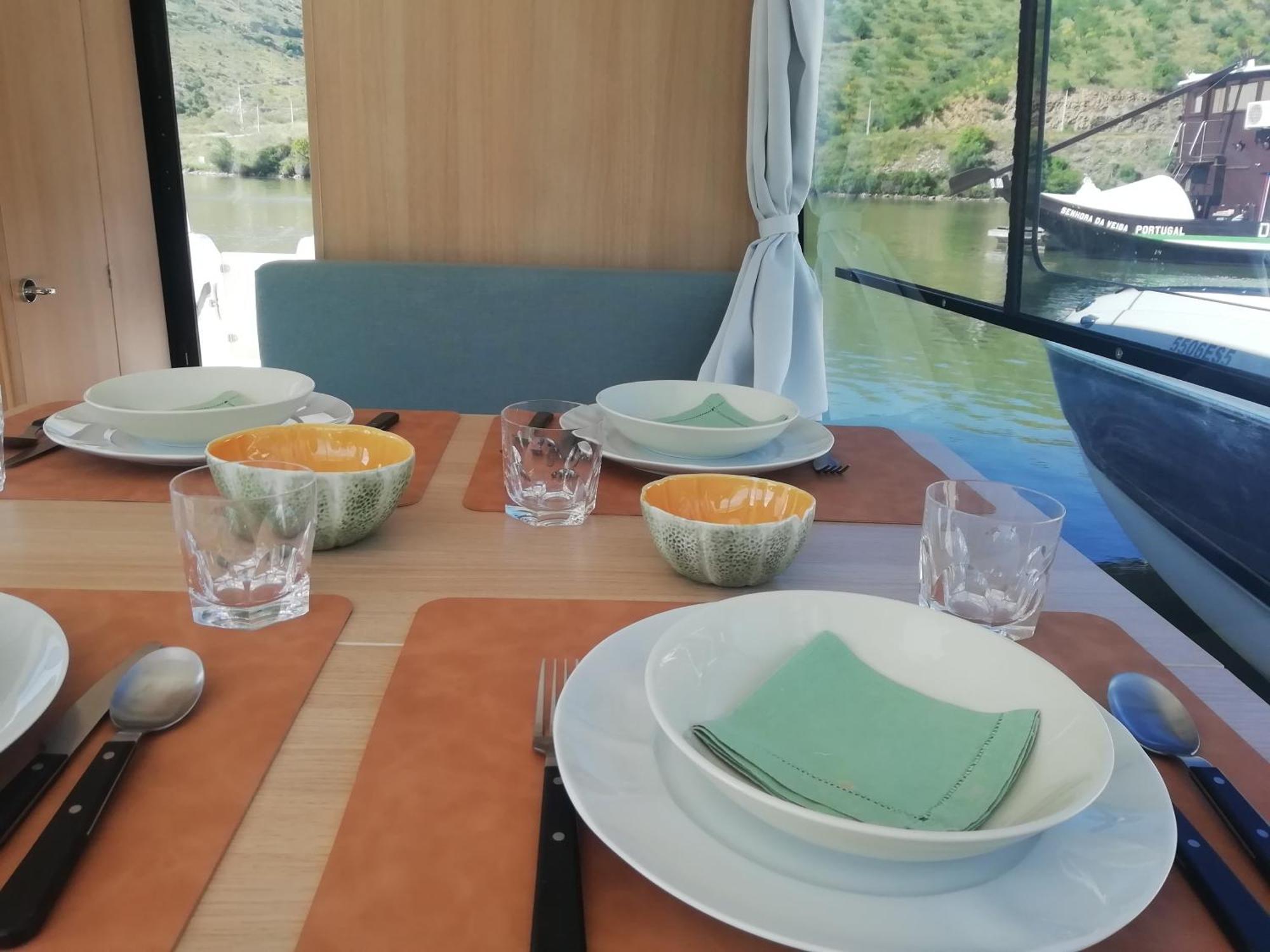 Отель Koolhouse Boat Вила-Нова-ди-Фош-Коа Экстерьер фото