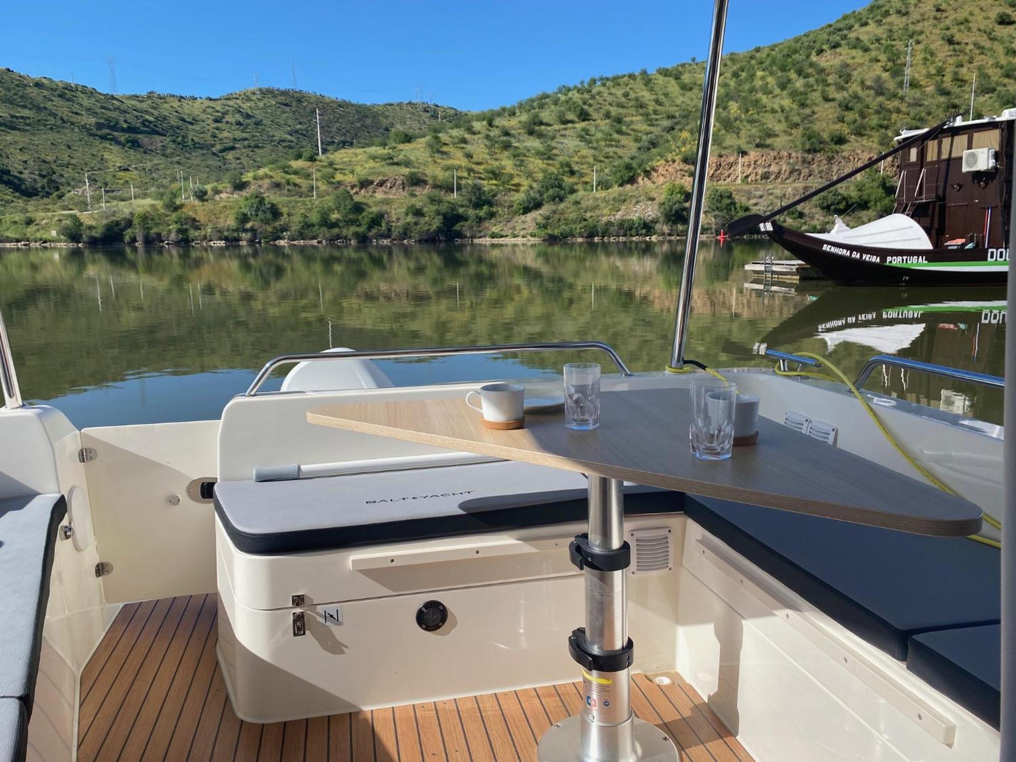 Отель Koolhouse Boat Вила-Нова-ди-Фош-Коа Экстерьер фото